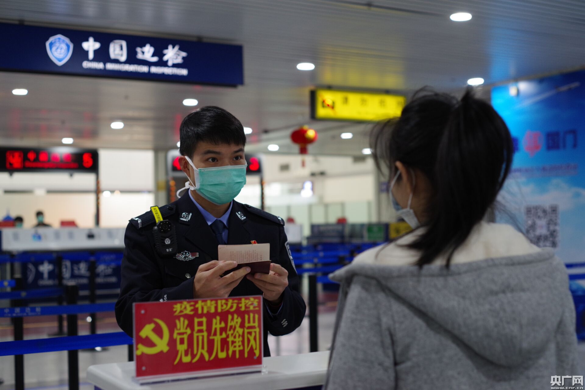 福州机场边检站设立"疫情防抗·党员先锋岗"示范引领抗击疫情