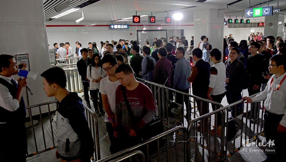 福州地铁进行突发大客流演练场面似春运