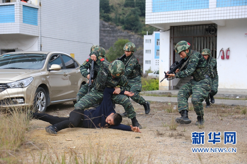 直击福建武警"魔鬼周" 十八般武艺齐上阵