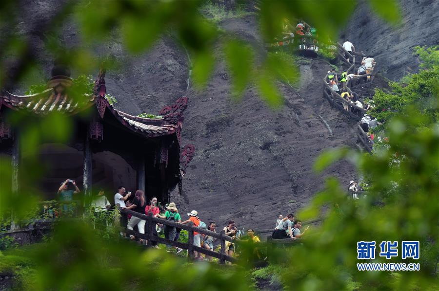 7月11日,游客在武夷山天游峰景区检票入园.新华社记者 张国俊 摄