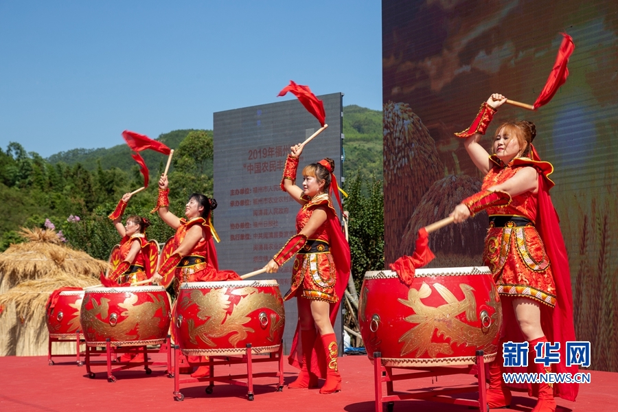 启动仪式以乡村锣鼓队击鼓表演开场.新华网 林嵩 摄
