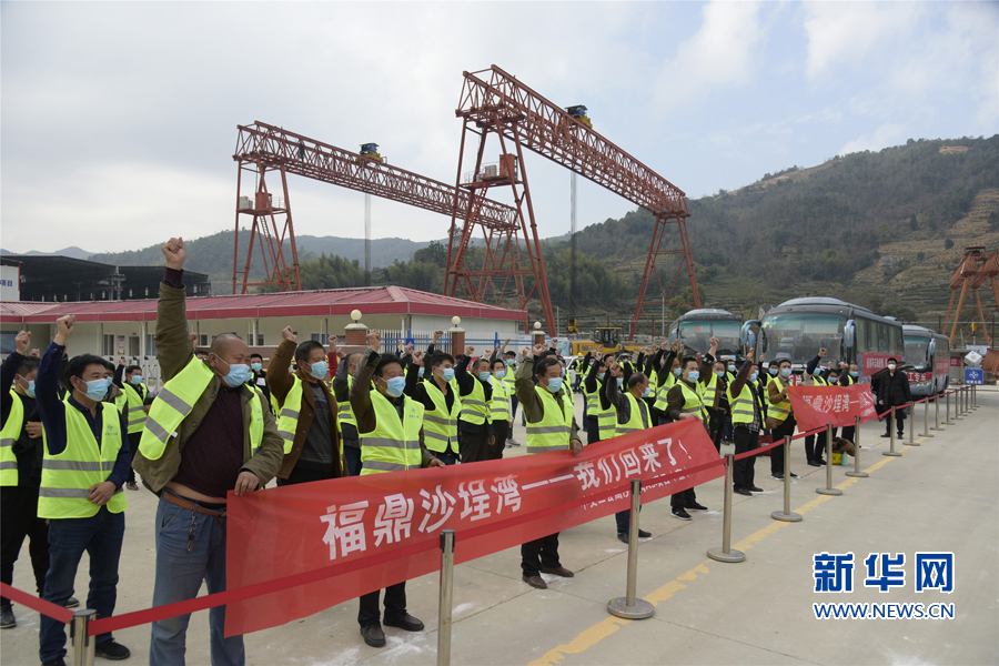 工人在沙埕湾项目a5标段厂区集合.新华网发(谢树渊 摄)