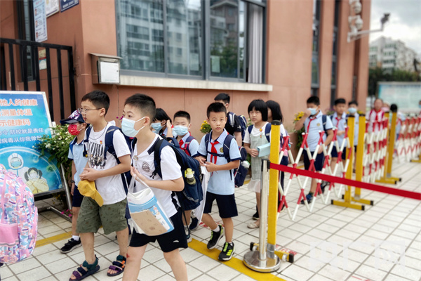 小学生在开学首日排队进入校园(央广网发 龚雯摄)