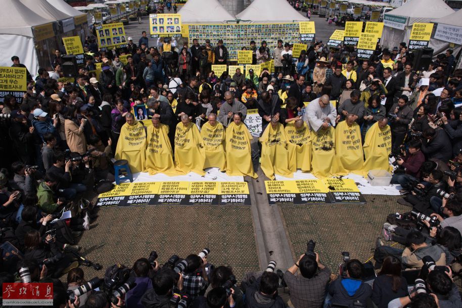 韩国世越号遇难者家属剃头示威