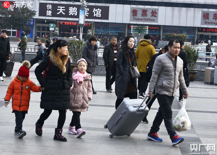 春运吹响回家集结号 郑州火车站小候鸟高兴回家