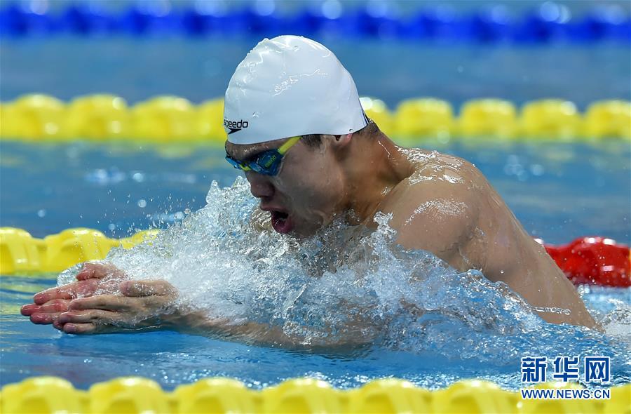 广东队选手贺子龙在比赛中.