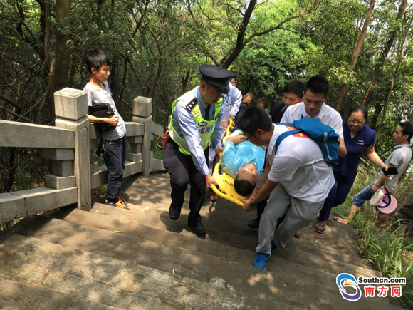 "五一"正能量:老人落水,南海警察从3米看台跳水救人