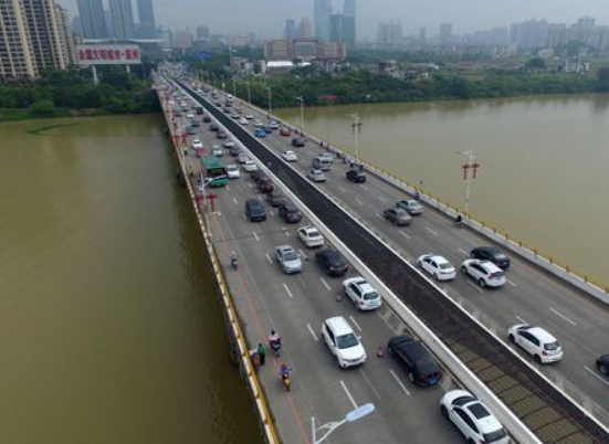 车流量太大!惠州潮汐车道首次试行 "过桥容易上桥难"状况仍待缓解