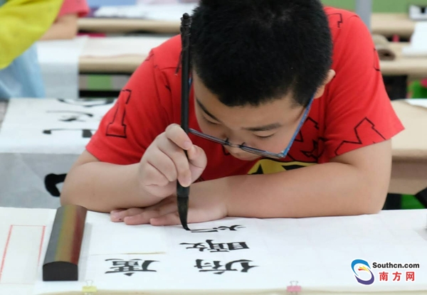 今日这里翰墨飘香 50位"小书法家"现场挥毫