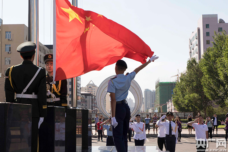 更由香港的制服团体青少年代表担任旗手和护旗手