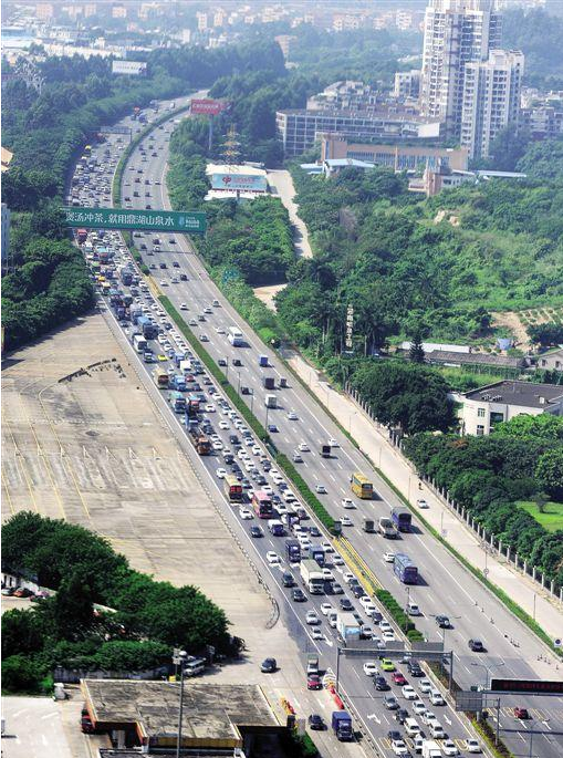 10月8日,广州环城高速沙贝段广州入城方向车流比较大.