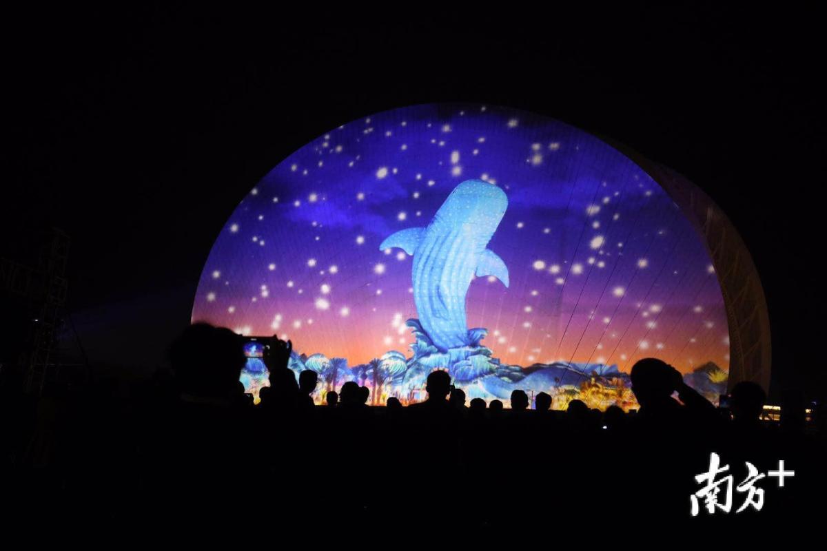 一跃而出,又变成了横琴长隆海洋王国里的鲸鲨.