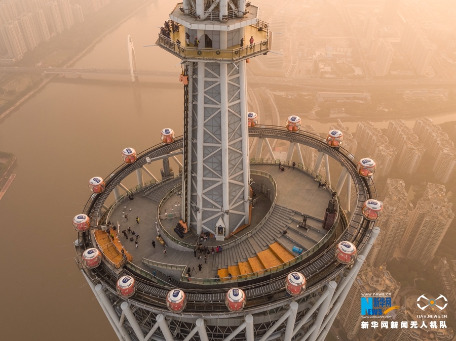 俯瞰被晨光拥抱的广州塔顶,城市的远方与天地连成一片.