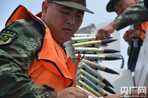 武警广东海警开展海上多型武器实弹射击