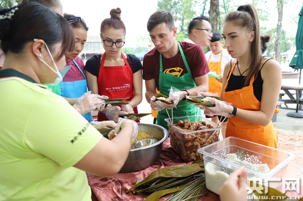 广东:老外学包粽子感受端午传统文化
