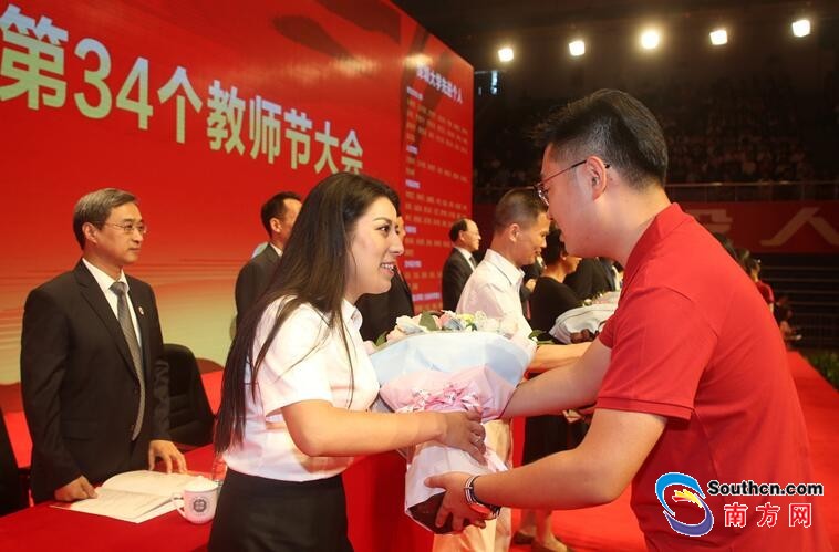 9月10日,深圳大学庆祝第34个教师节大会现场,学生上台献花给获奖的