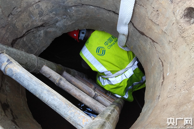 广东移动应急通信保障人员巡查管井中的传输线路.(广东移动供图)