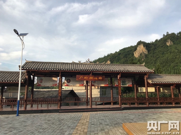 贵州织金县板桥镇白果村的广黔同心廊.(央广网记者 陈越 摄)