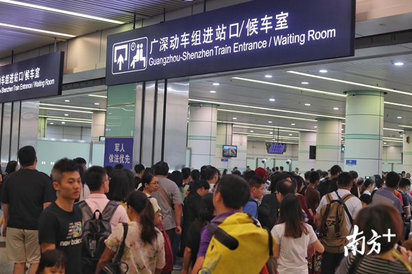 国庆假期第一天,广州火车东站迎来客流高峰