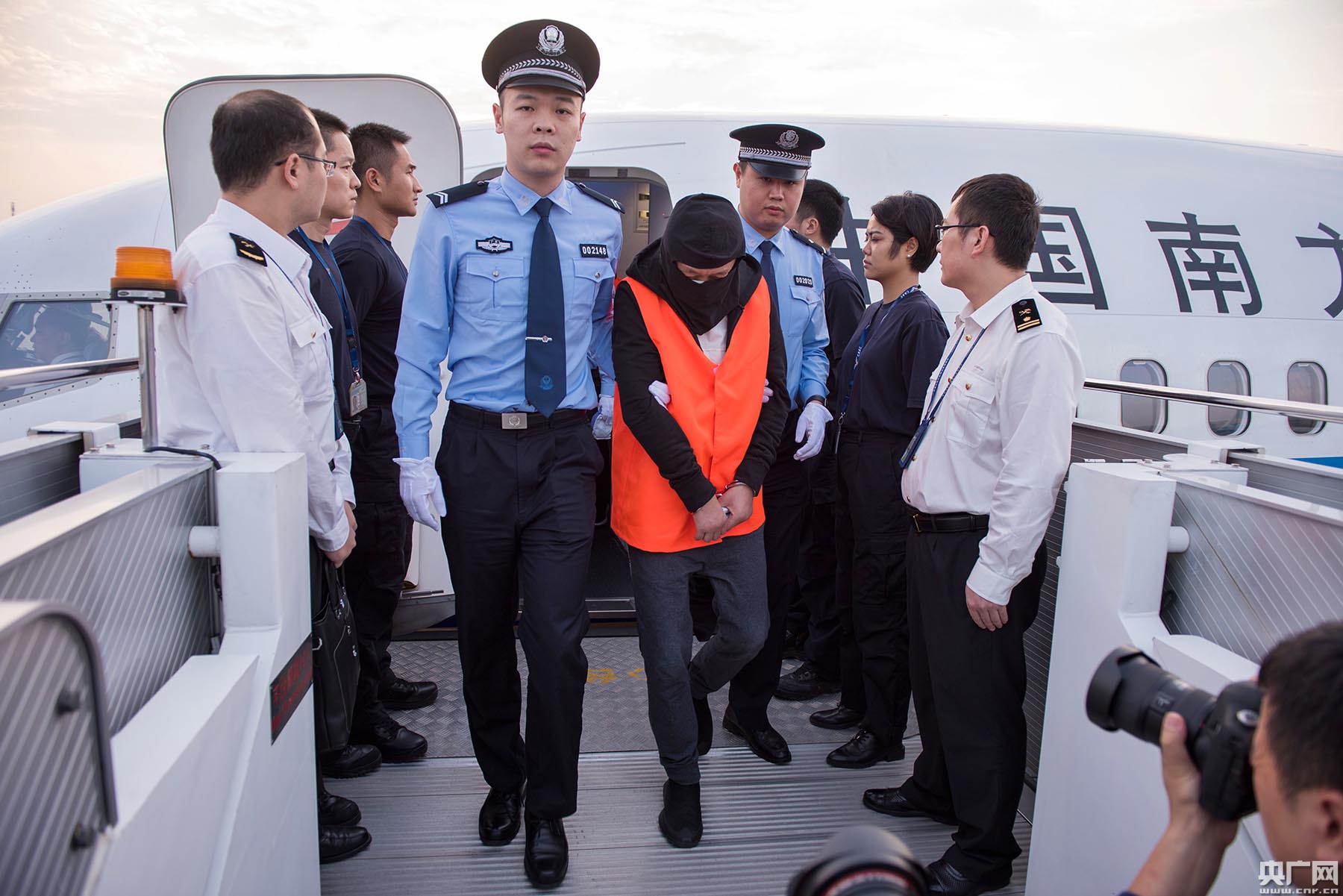 "猎狐行动"境外缉捕再取成果 17名外逃经济犯罪嫌疑人被押解回国