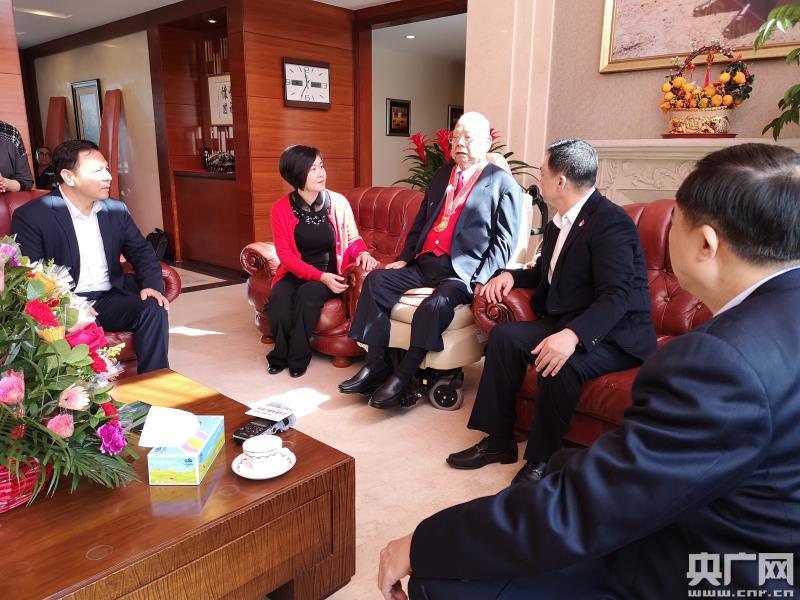 梅州市委常委陈俊钦等慰问"改革先锋"曾宪梓