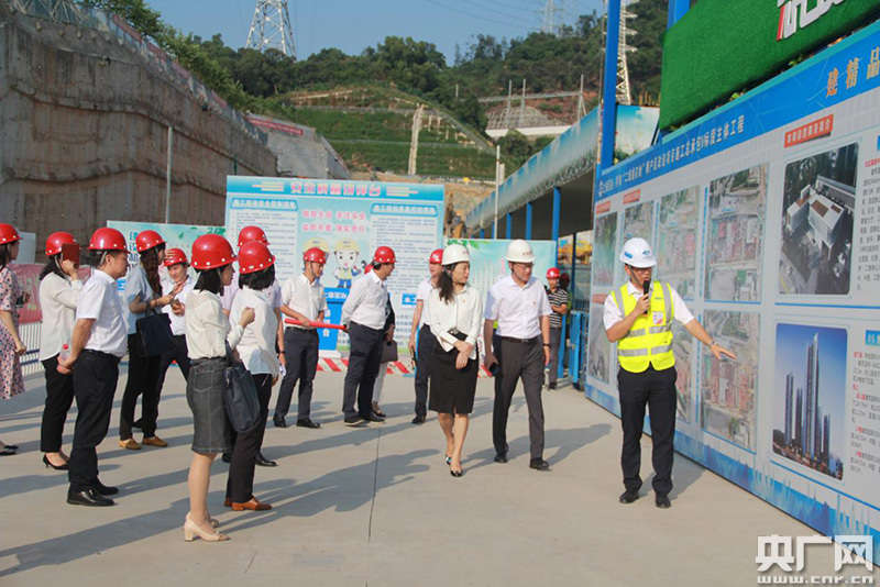 深圳罗湖区委常委视察"二线插花地"棚户区改项目