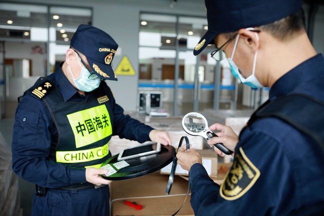 海关关员查验货物.俞波摄