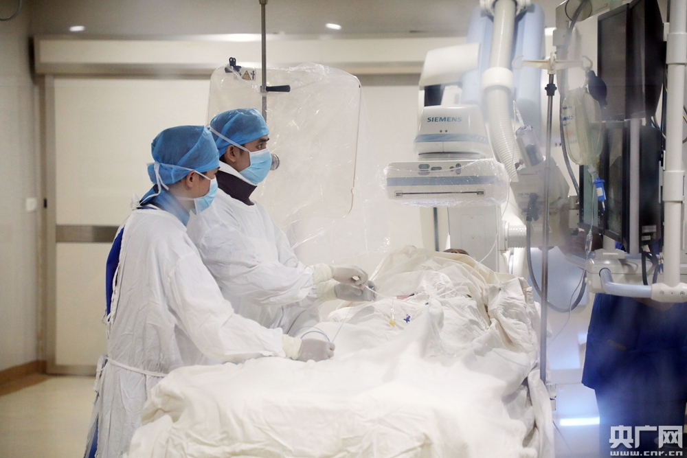 顺德卒中中心医护人员完成脑梗患者介入溶栓手术.