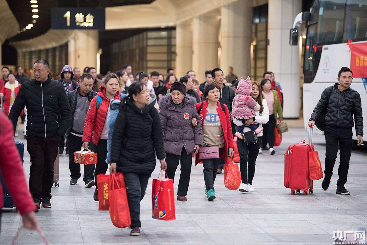 1800余名川籍务工人员乘坐免费专列入粤返岗