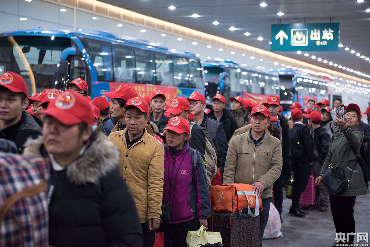 1800余名川籍务工人员乘坐免费专列入粤返岗