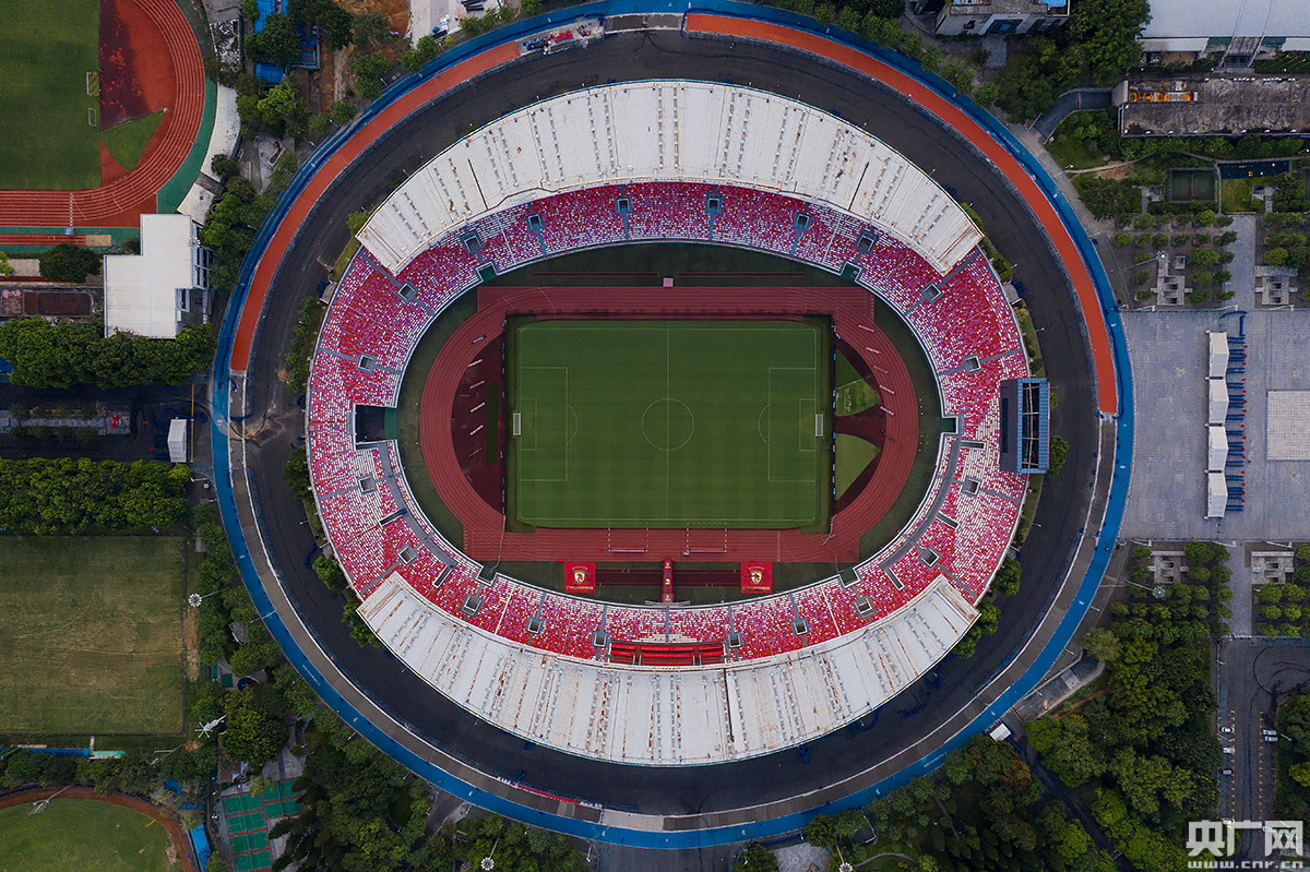 天河体育中心是广州最大的体育场地,图为体育中心的中心体育馆.