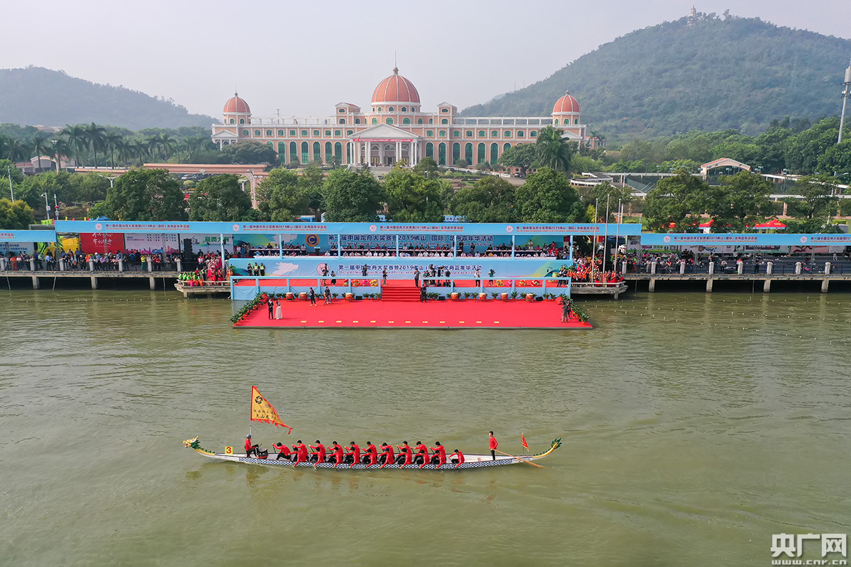 千舟竞渡!顺德桂畔湖今日上演龙舟赛"速度与激情"