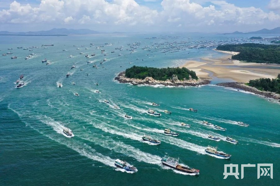 【图集】南海休渔结束 广东多渔港千帆竞发耕海牧渔