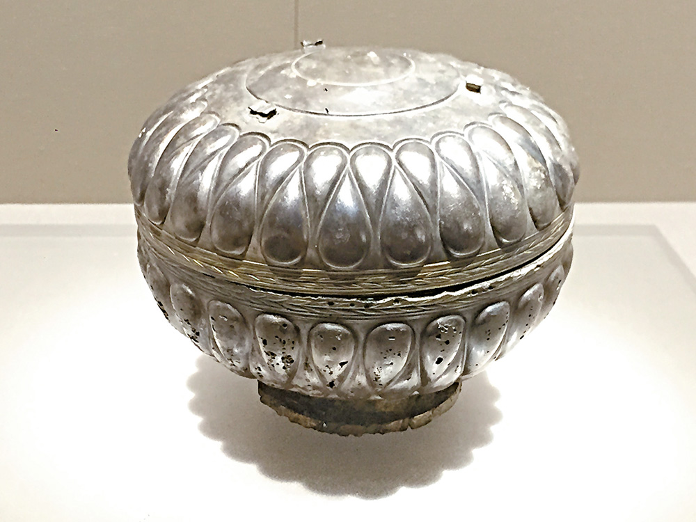 图:西汉南越文王墓中出土的波斯银盒