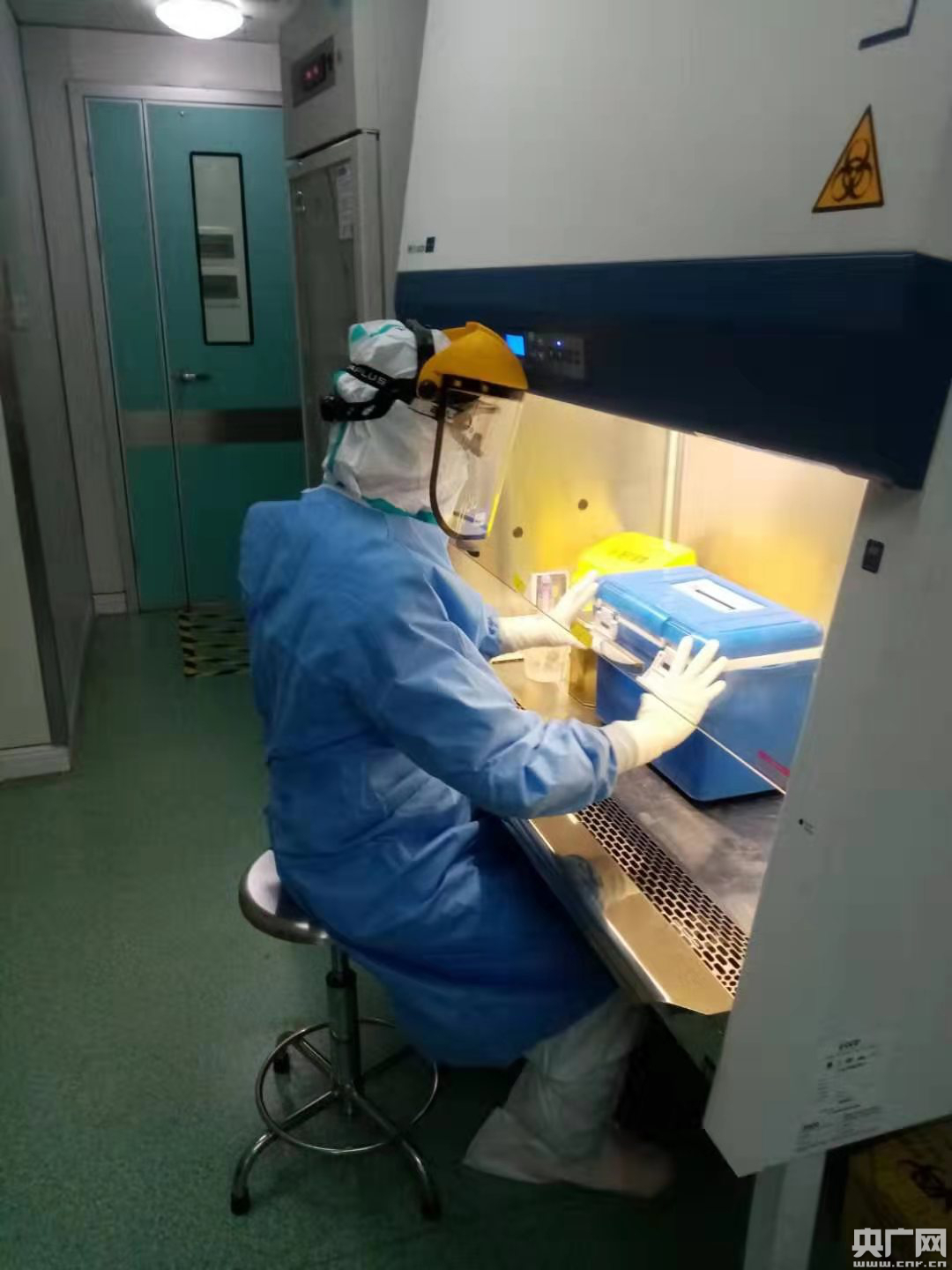 战"疫"中的检验师:不直接面对患者,但风险更高