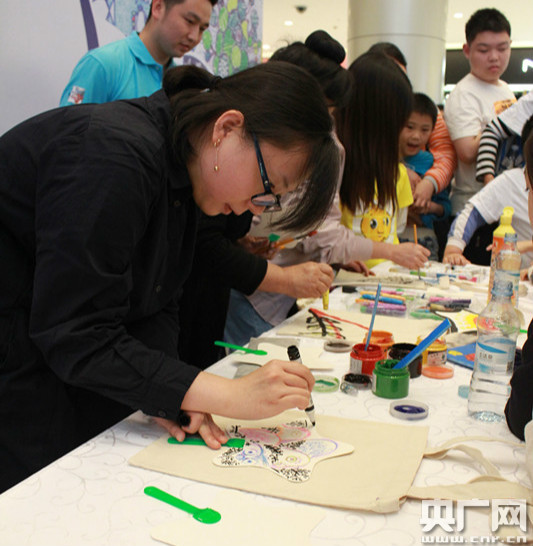 女画家协会现场作画示范