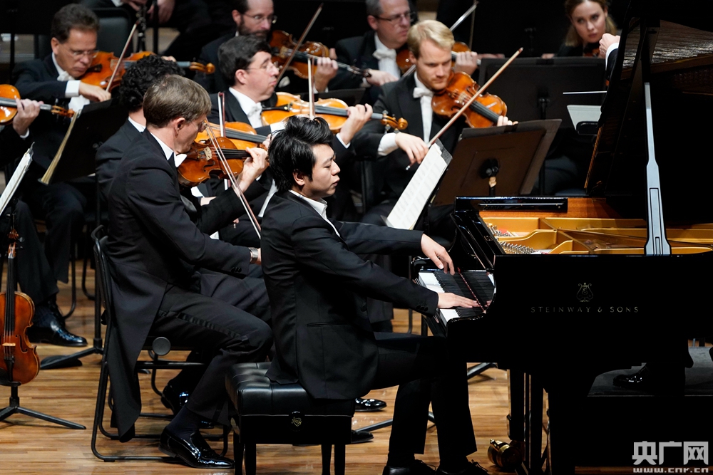 钢琴家郎朗在星海音乐厅演奏.(央广网发 星海音乐厅供图)