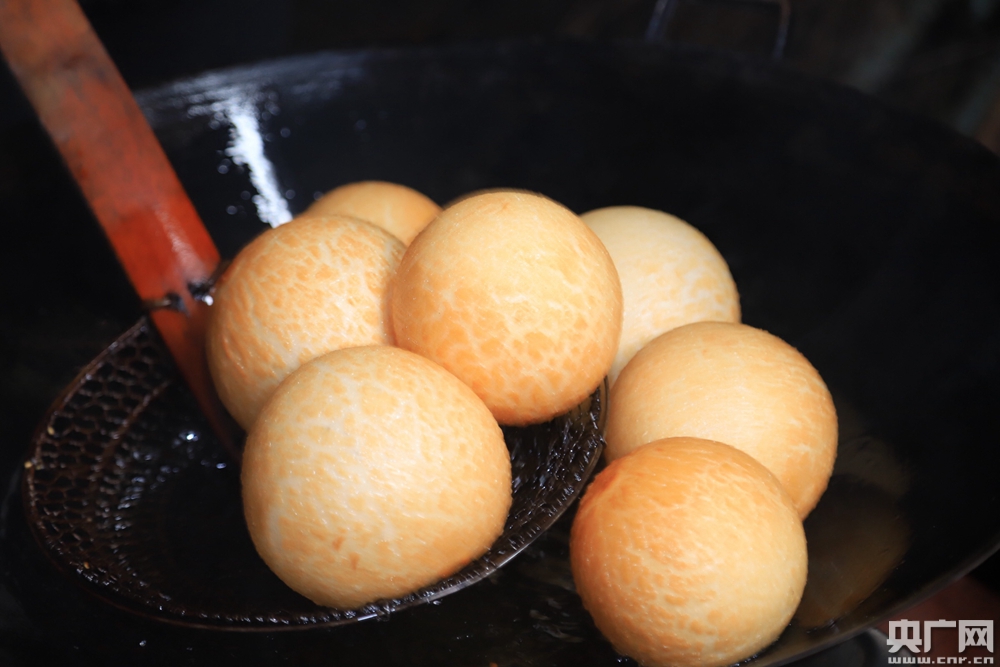 新鲜出炉的炸油糍.(央广网发 主办方供图)