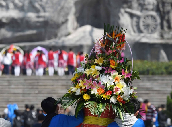 陵园千古慰忠魂 孩子们到烈士陵园缅怀先烈