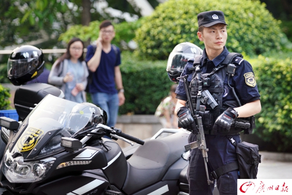 2017年4月29日,"五一"假期首日,荷枪实弹的广州"羊城突击队"特警在