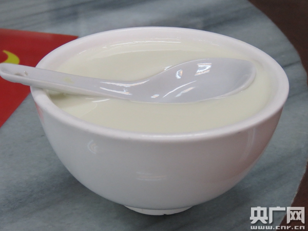 沙湾姜埋奶选用沙湾水牛奶,与生姜汁混合凝结后,味道香醇爽滑,甜中