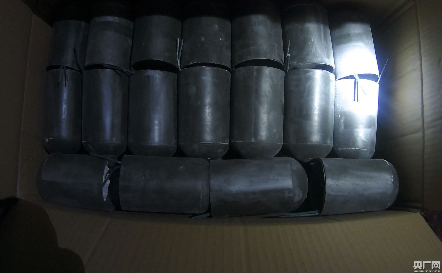 警方查获鱼雷一万多枚(央广网发 罗定警方供图)
