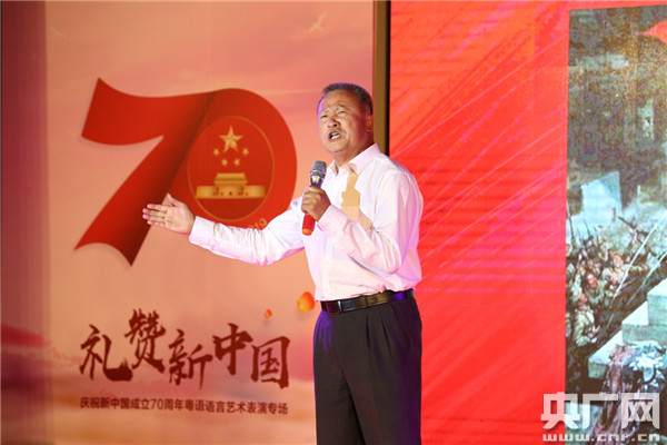 粤语演播艺术家李伟英表演诗朗诵《人民解放军占领南京》.