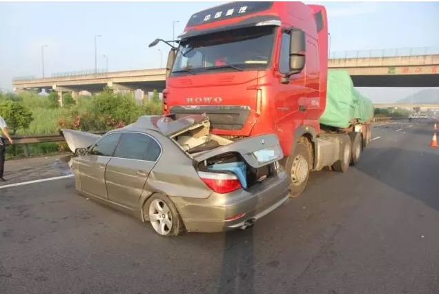 夺命扣!一女孩因为它倒在了宝马副驾驶座上