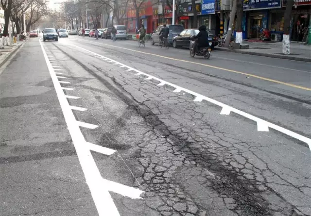 遇到这种带锯齿的车道不要随便走,不然罚100扣3分!