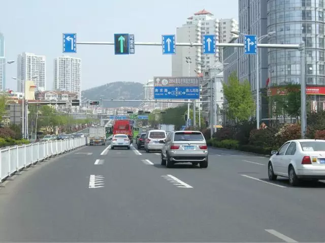指示带是什么意思遇到这种带锯齿的车道不要随便走，不然罚100扣3分！_https://www.jmylbn.com_新闻资讯_第2张