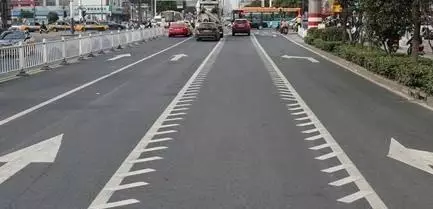 指示带是什么意思遇到这种带锯齿的车道不要随便走，不然罚100扣3分！_https://www.jmylbn.com_新闻资讯_第3张