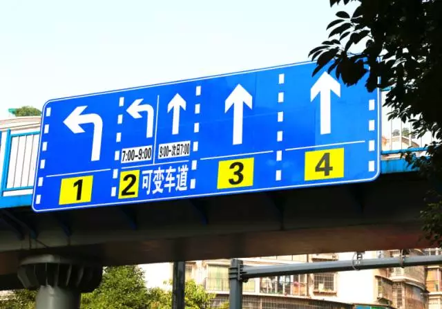 指示带是什么意思遇到这种带锯齿的车道不要随便走，不然罚100扣3分！_https://www.jmylbn.com_新闻资讯_第8张