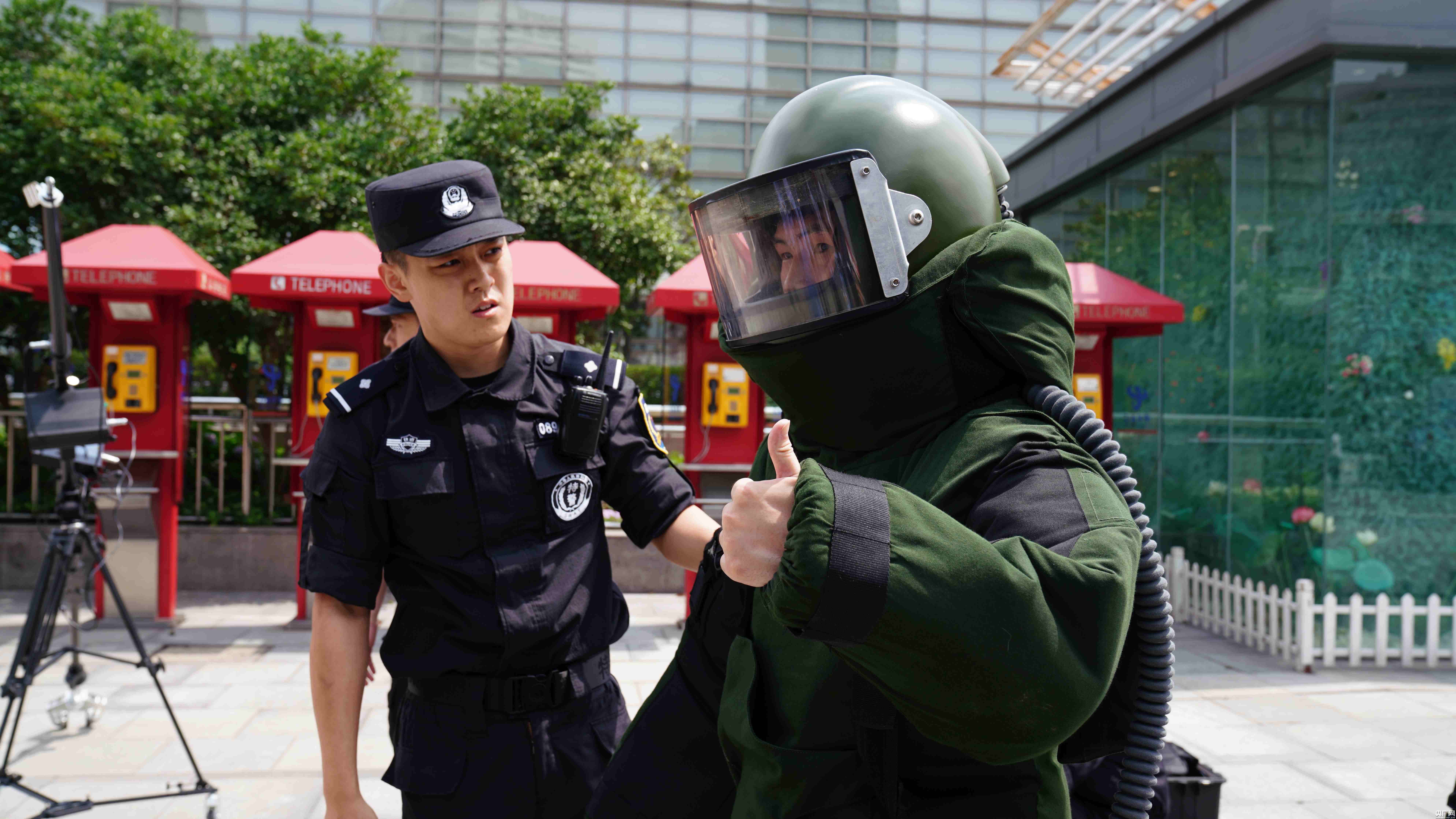 上海铁路警方开展反恐处突实兵演练