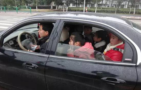 明明5座的轿车坐进去6人或者7人,这就属于超载行为了.